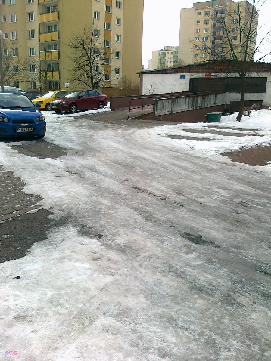 Tak wygląda droga pod blokiem