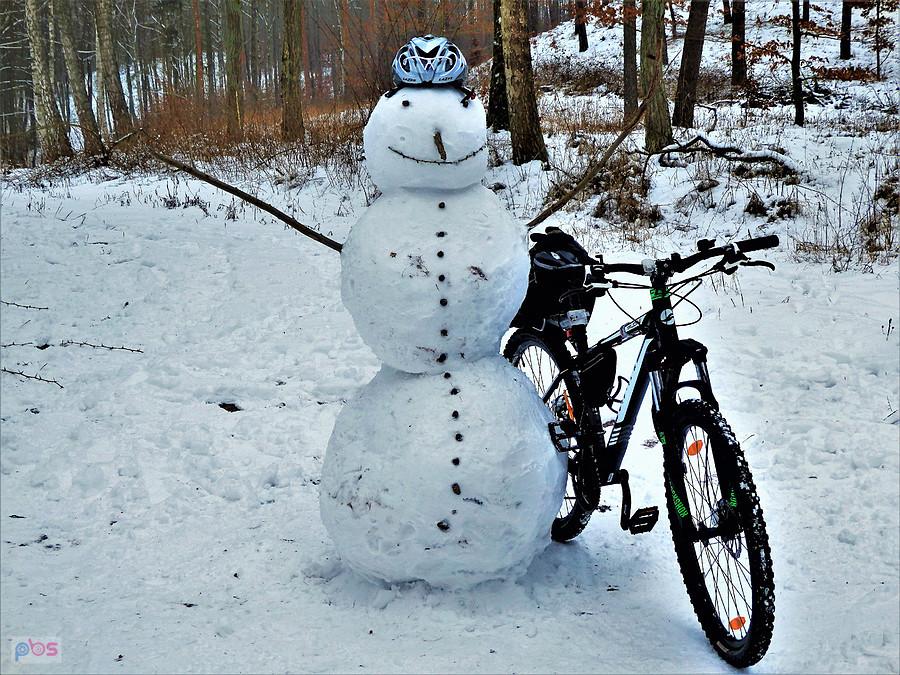 Zima na rowerze - Bałwanek rowerzysta.. ;)