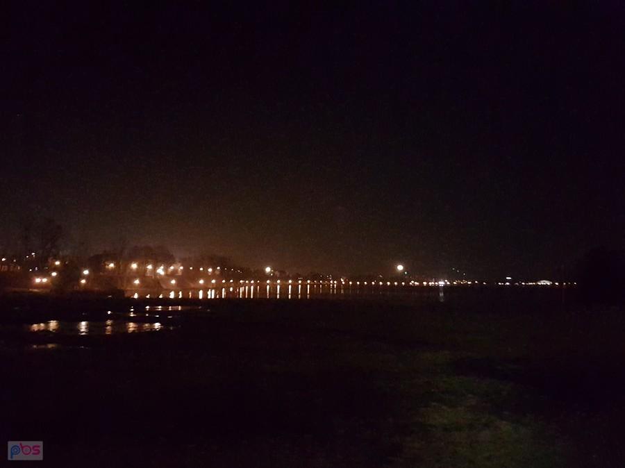 Nocna panorama nad jeziorem