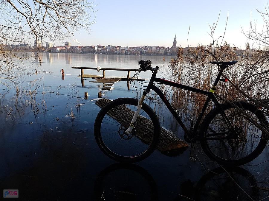 Jezioro Ełckie pokryte lodem