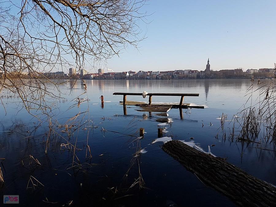 Jezioro Ełckie pokryte lodem