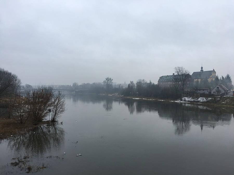 Warta we Wronkach - w tle Klasztor Franciszkanów