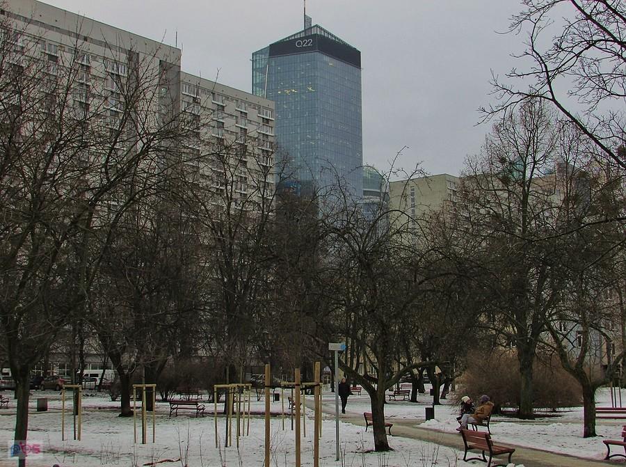 Skwer Sybiraków z biurowcem Q22