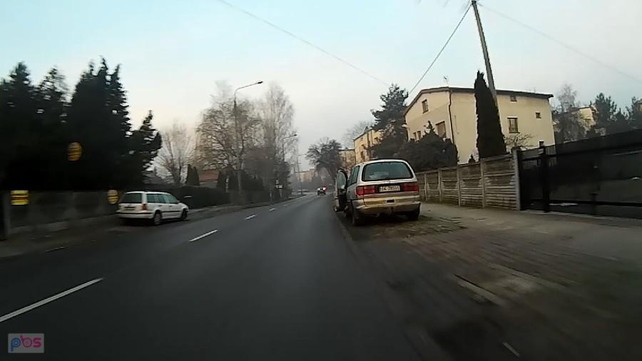 Idiota który postanowił wyjść z samochodu...