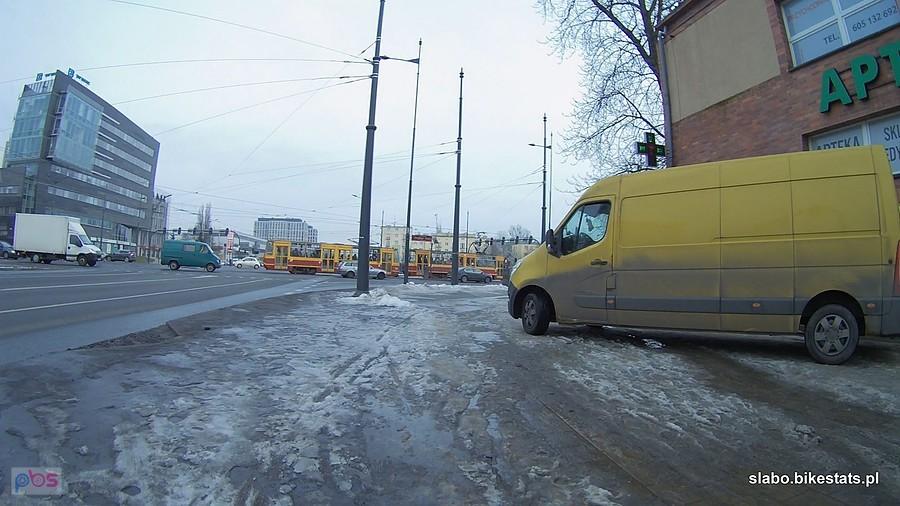 Resztki śniegu przy skrzyżowaniu marszałków w Łodzi