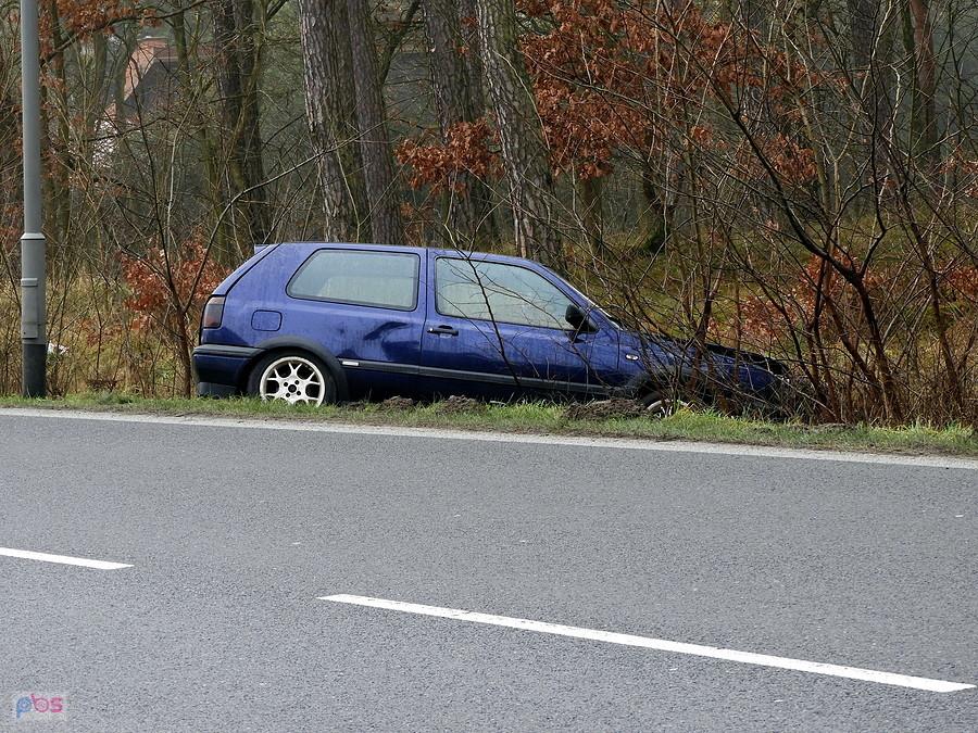 Pod Pilchowem - auto w rowie.