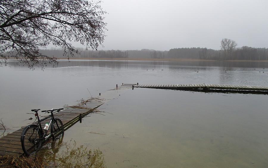 Nad Jeziorem Lusowskim. Wody sporo, ale klimatycznie