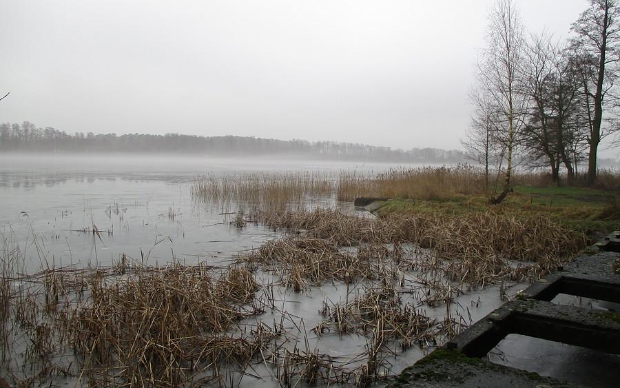 Klimacik nad Jeziorem Niepruszewskim przy opuszczonym obiekcie hydro