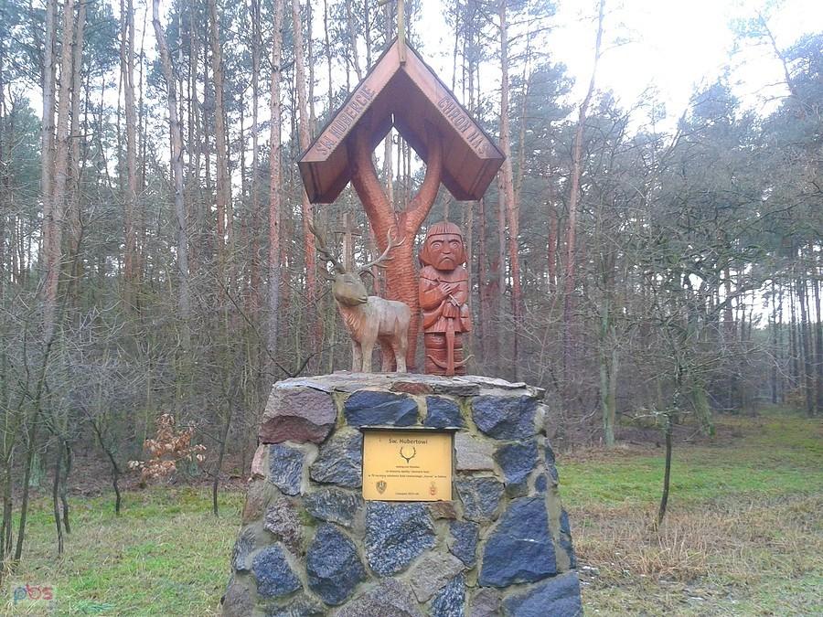 Drewniane figury ufundowane przez koło Łowieckie " Szarak"