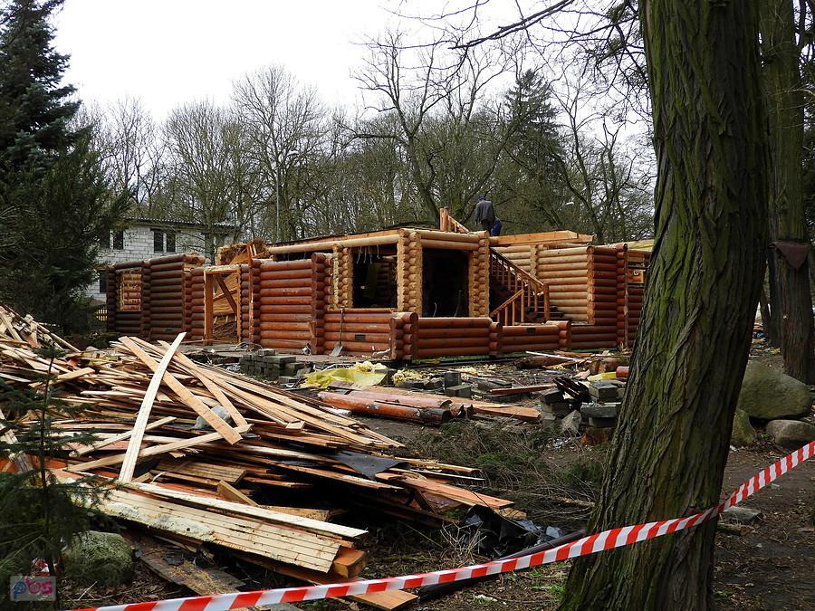 Spalona 11 stycznia oberża Chłopska w rozbiórce.