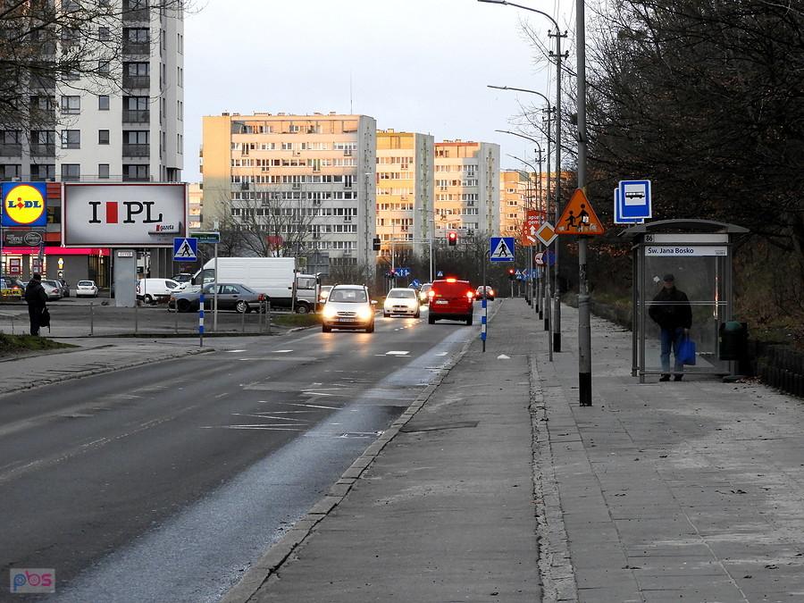 Bloki przy ul. Witkiewicza podświetlone porannym słońcem.