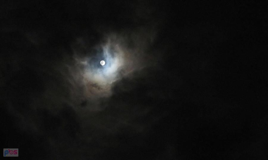Księżyc niby miał być krwawy, jest normalny.