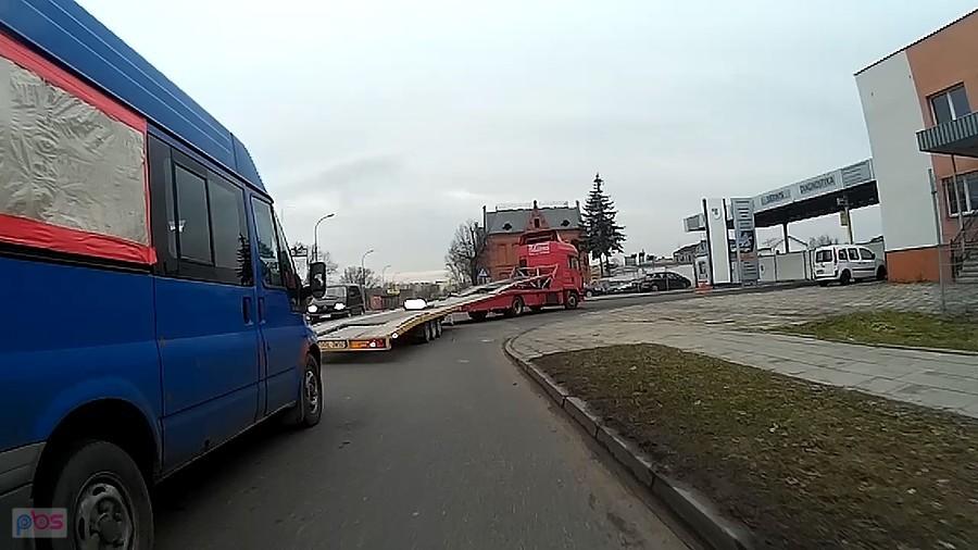 Mógłby przy skręcie jednak włączyć migacze