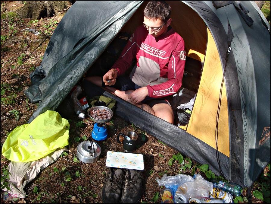 Kotlina Kłodzka 2012; smażenie jajecznicy na śniadanie
