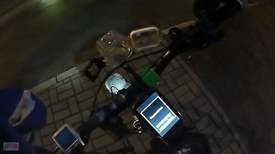 Na kierownicy tyle gratów...
