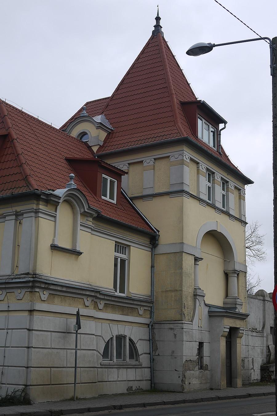 Międzychód - Lipowiec , boczne wejście do budynku dawnego starostwa.