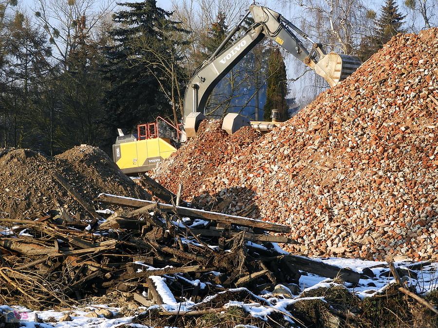 Maszyna mieląca gruz - zdjęcie z ulicy Cukrowej - teren po obiekcie wojskowym.
