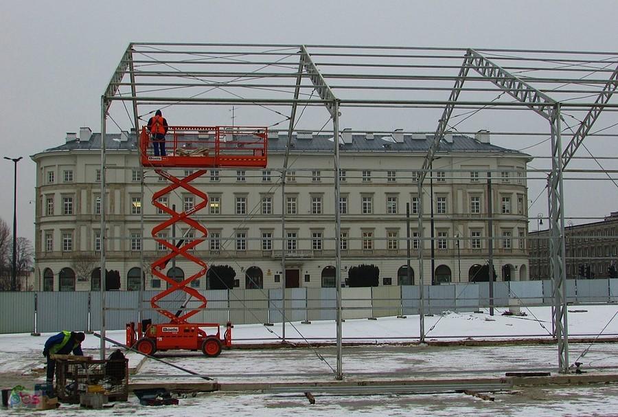 Na pl. Piłsudskiego powstaje pawilon dla montażu pomnika prezydenta Lecha Kaczyńskiego