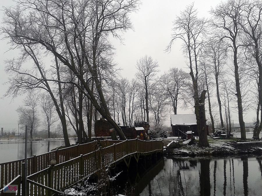 Pomost łączący zamek z brzegiem