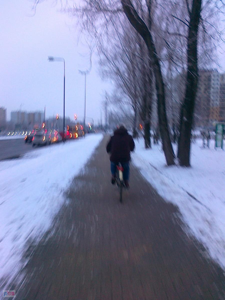 W drodze do serwisu. Nie tylko ja mam bzika, przede mną pani na rowerze