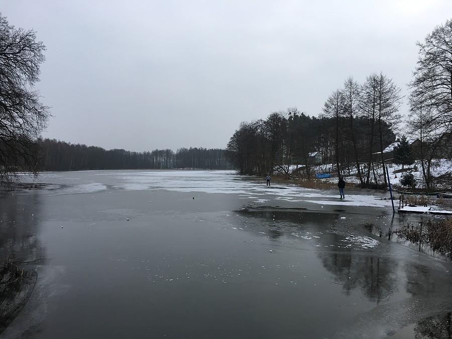 Jezioro Górne i dzieciaki na lodzie