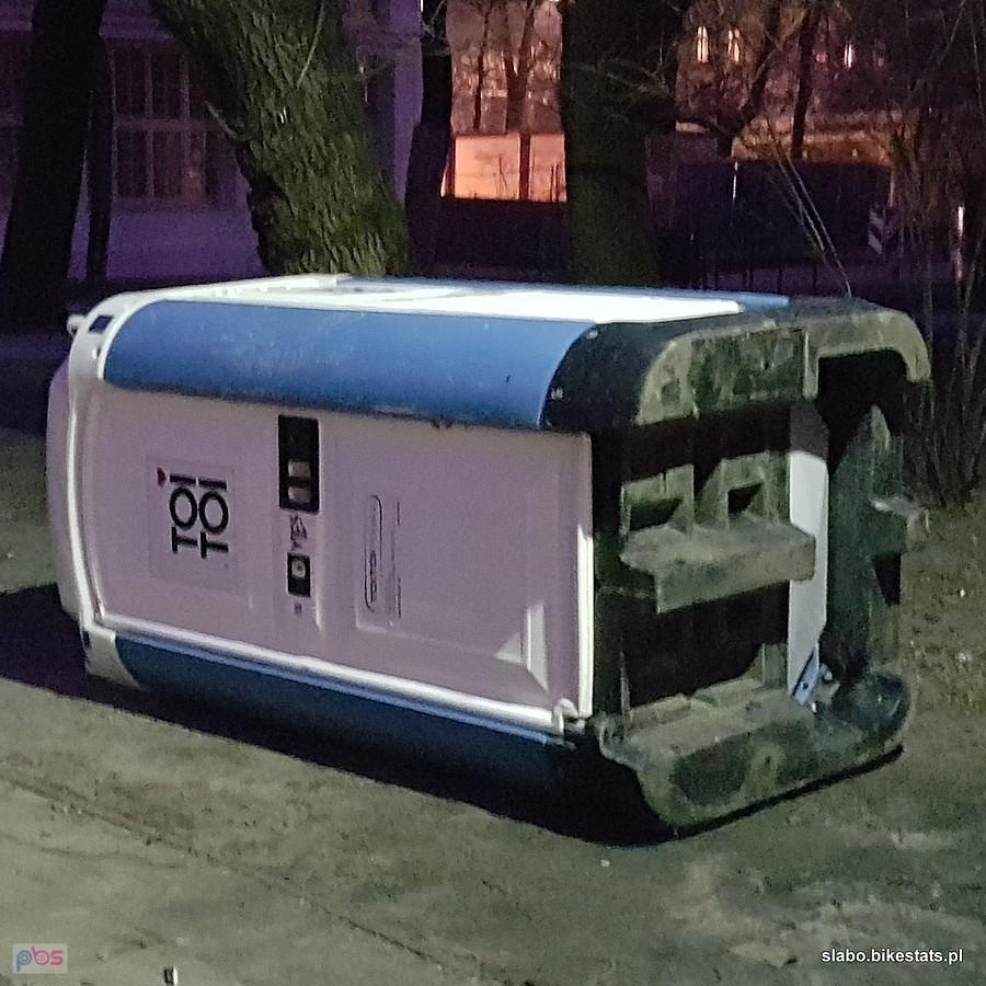 Jak się korzysta z takiej toalety?
