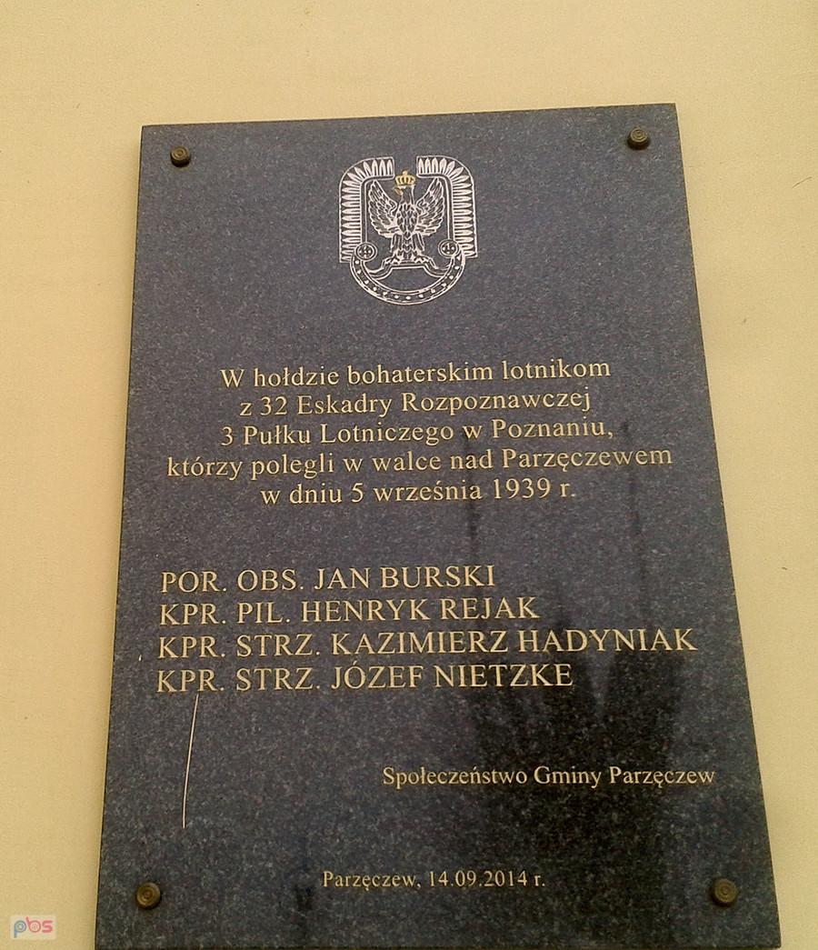 Pamiątkowa tablica na murach kościoła w Parzęczewie