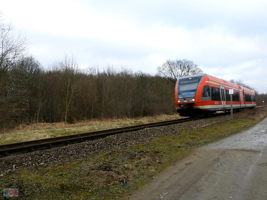 Pod Kołbaskowem - mknie pociąg do Niemiec.