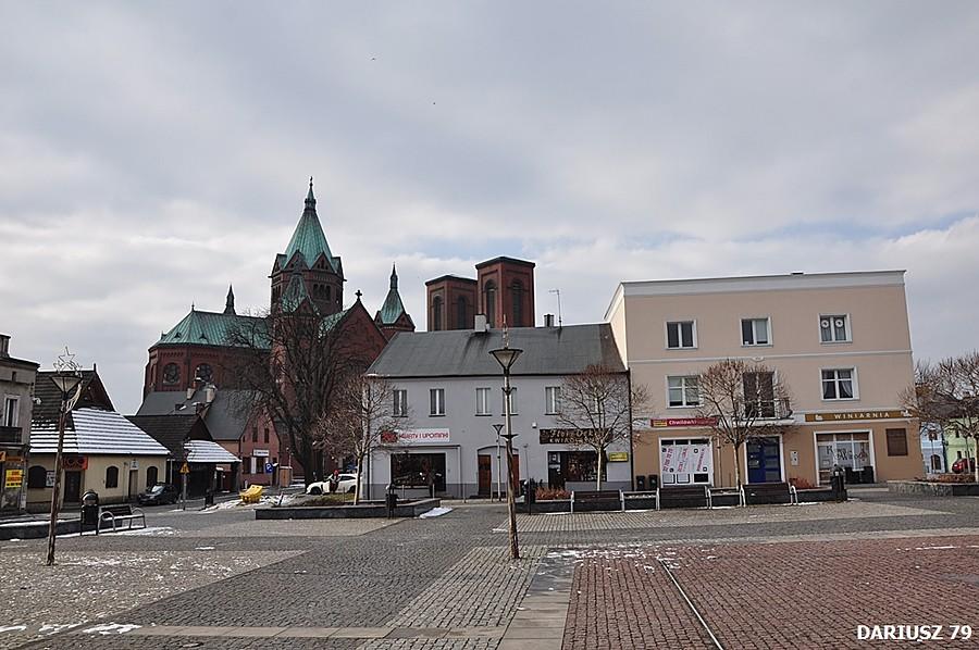 Czeladż - Rynek w tle kościół Stanisława Biskupa i Męczennika