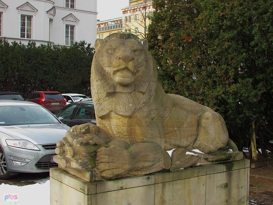 Lew przed pałacem Lubomirskich