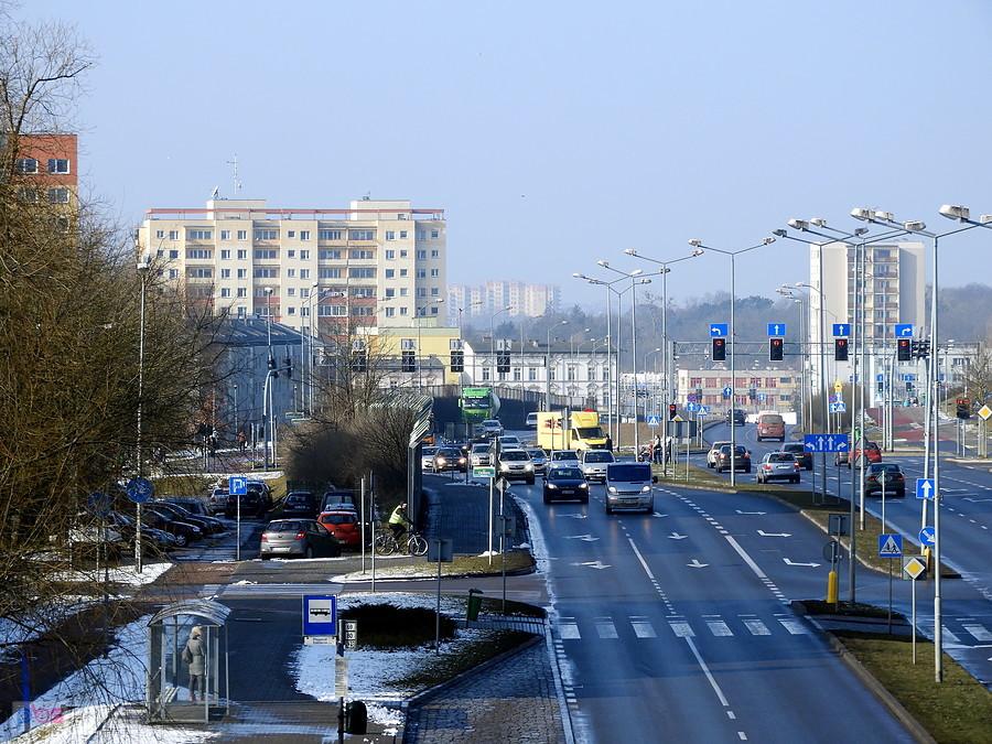 Ulica Przyjaciół Żołnierza, widok z kładki nad tą ulicą.
