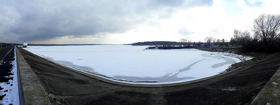Panorama skutego lodem Zalewu Porajsckiego.