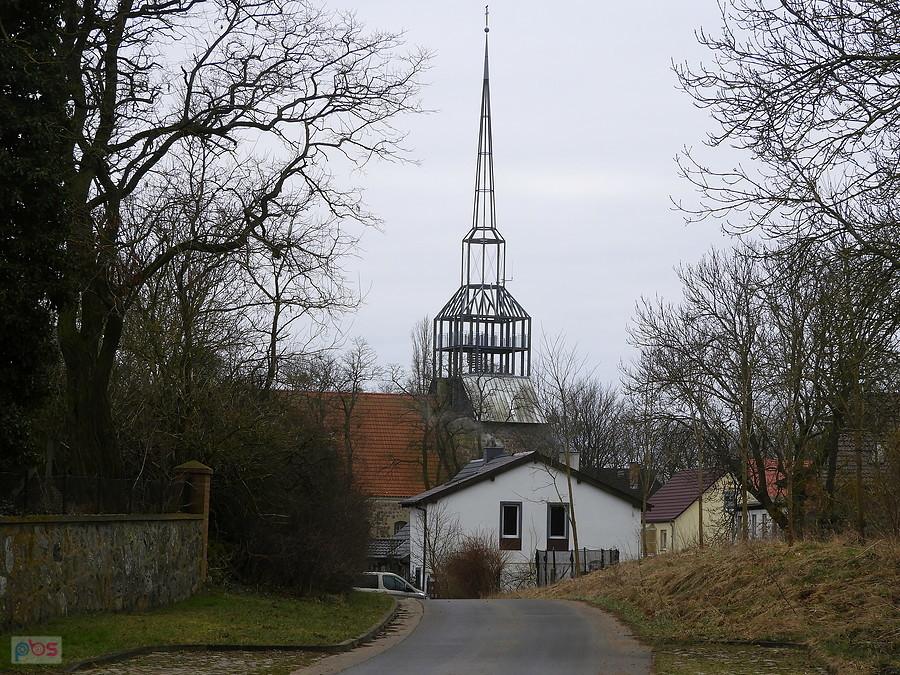 Miejscowość Rosow - ciekawa konstrukcja kościelnej wieży.
