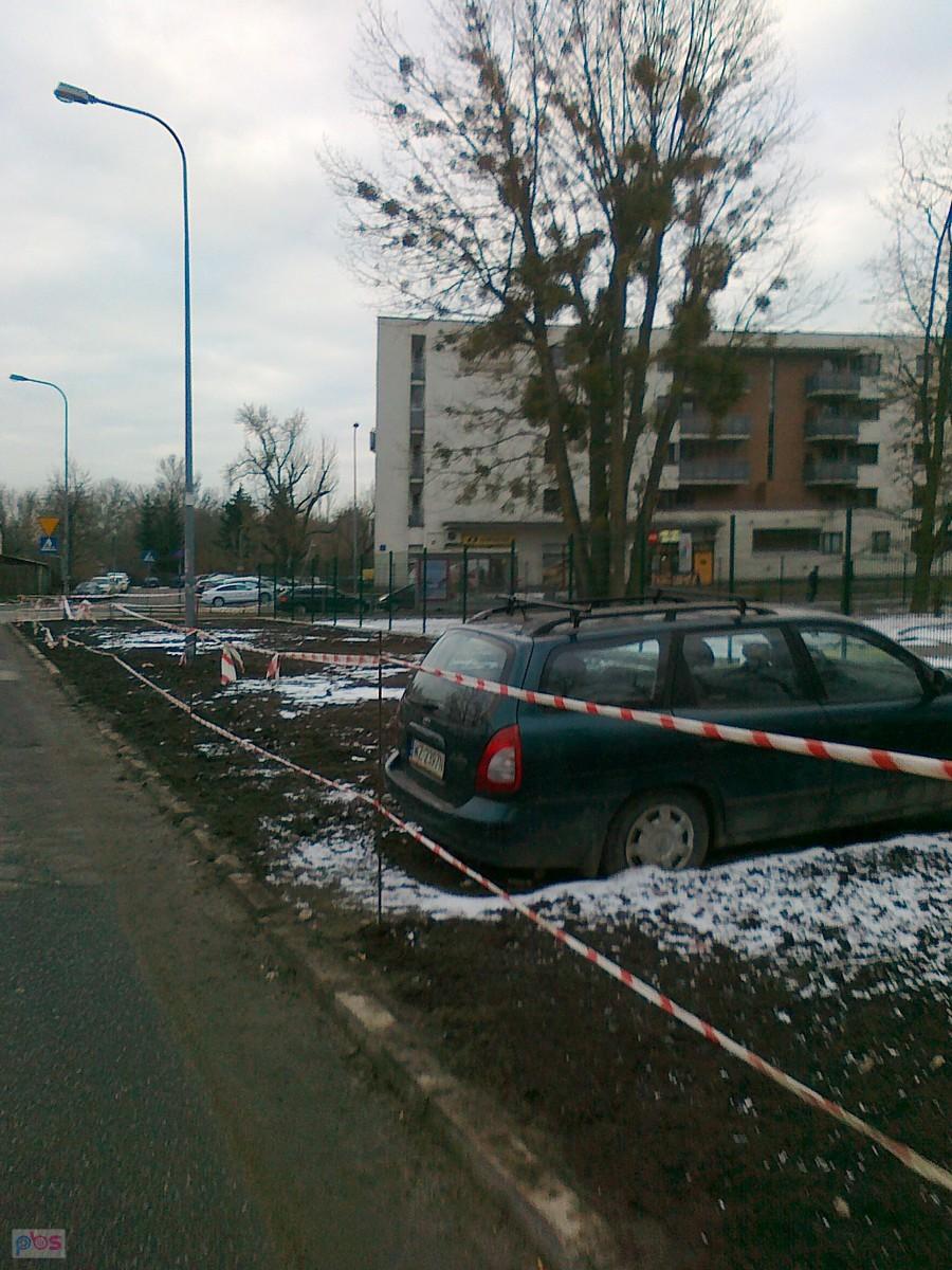 Wokół zaparkowanego auta powstał teren w perspektywie zielony, czyli trawnik. Widać nie mogli znaleźć właściciela, bo auto stoi za tym ogrodzeniem już jakiś czas