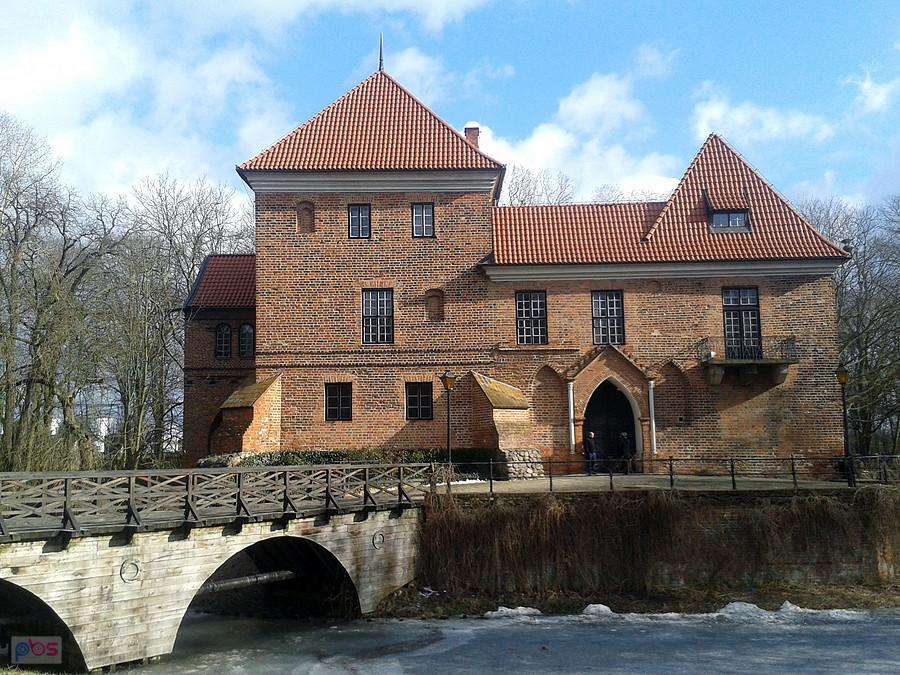Zamek w Oporowie - Muzeum w Oporowie