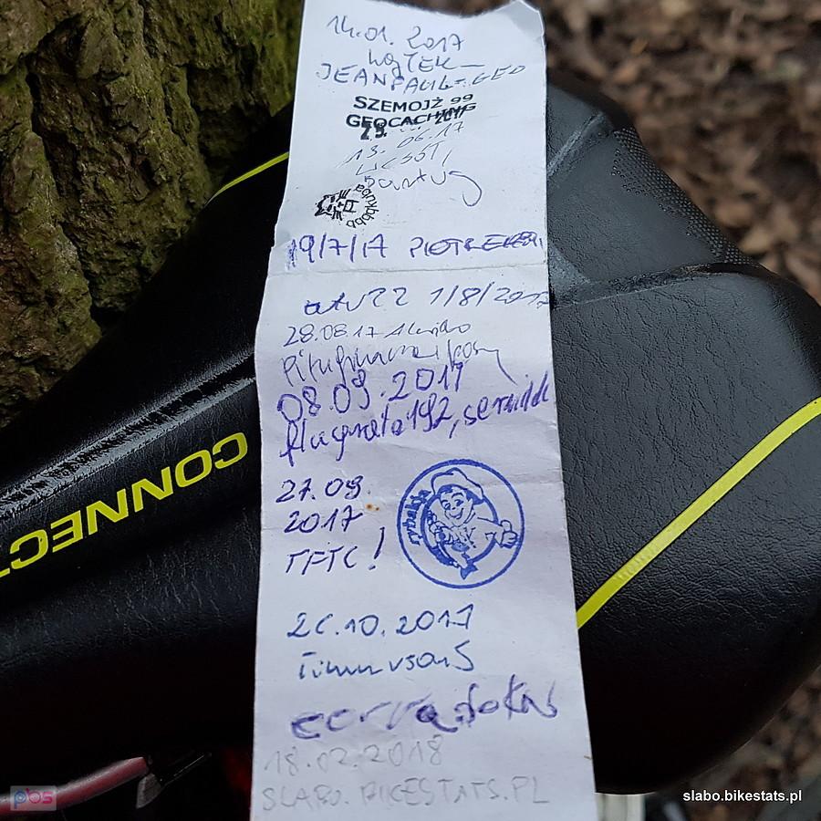 Dziennik skrytki w lesie obok lotniska
