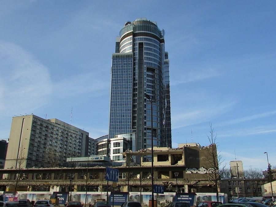 Resztki wyburzonego bloku na Świętokrzyskiej 36, tu stanie 150 metrowy City Tower