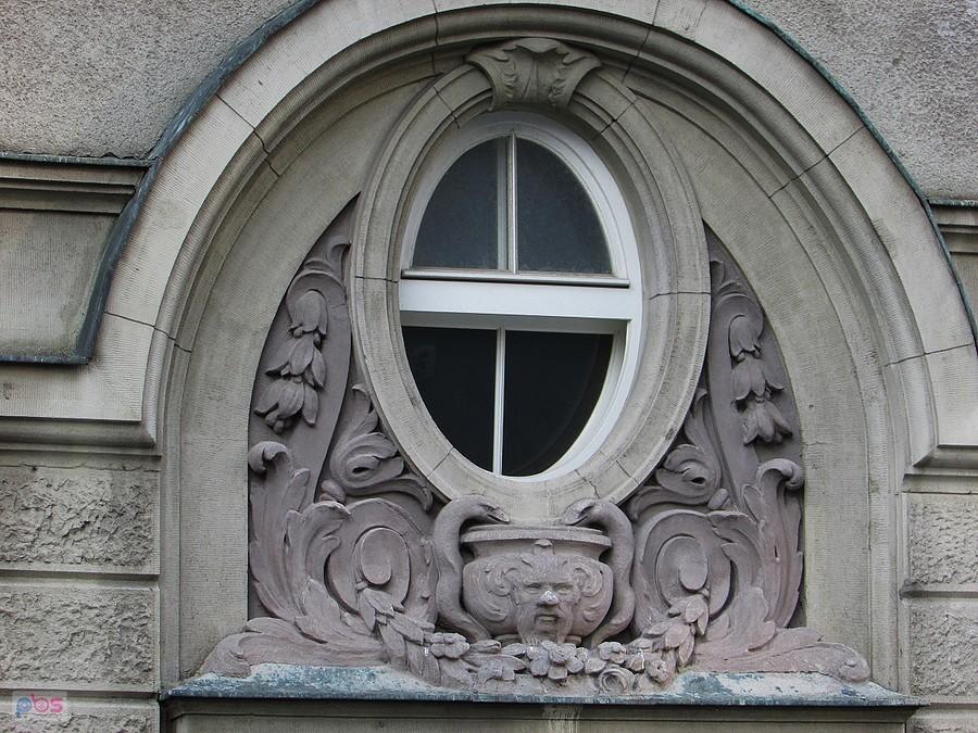 Dekoracja budynku Kasy Chorych na Mariańskiej
