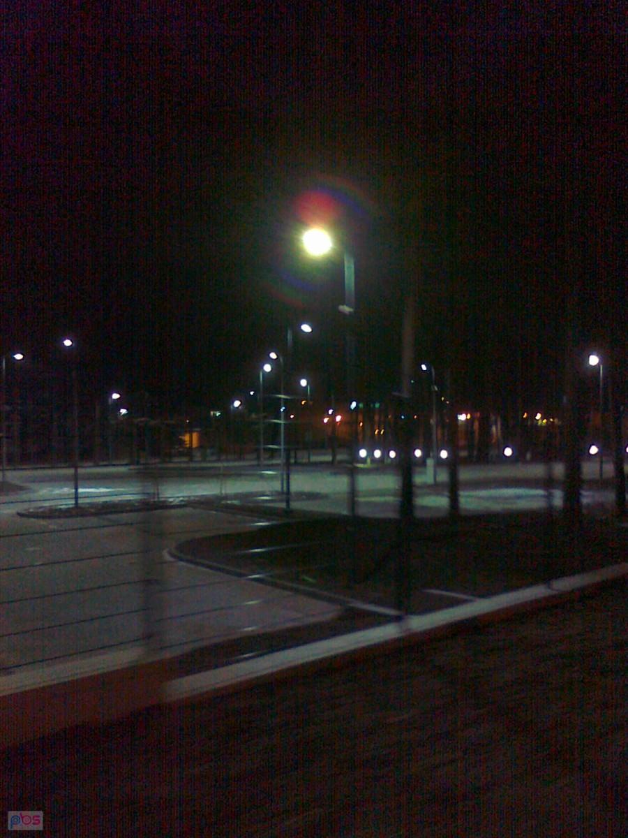 Ładnie oświetlony plac przy nowym akademiku na Kocjana