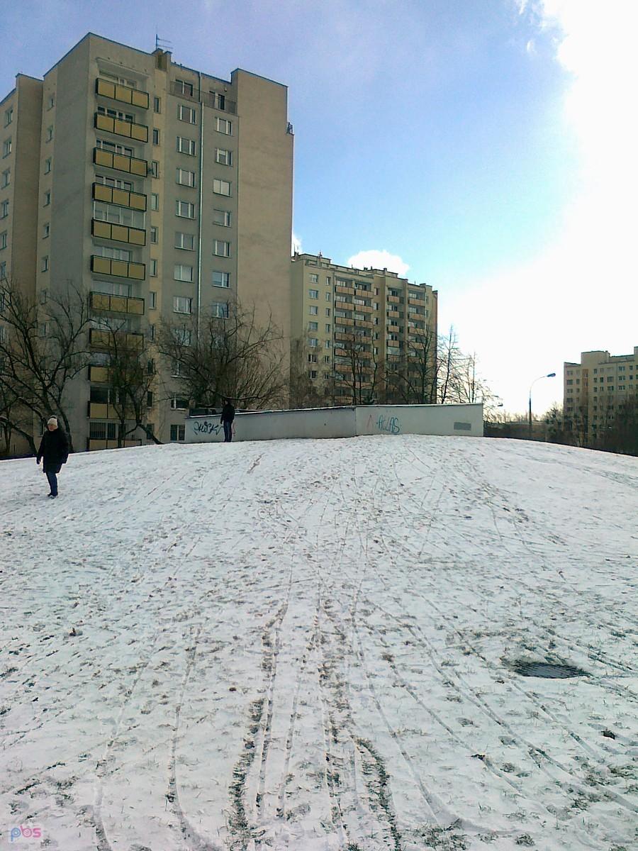 Śnieg, słońce , górka i tylko dwoje dzieci na sankach