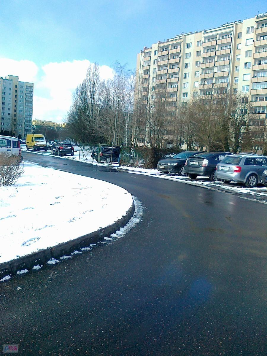 Droga osiedlowa już czarna, sól robi swoje