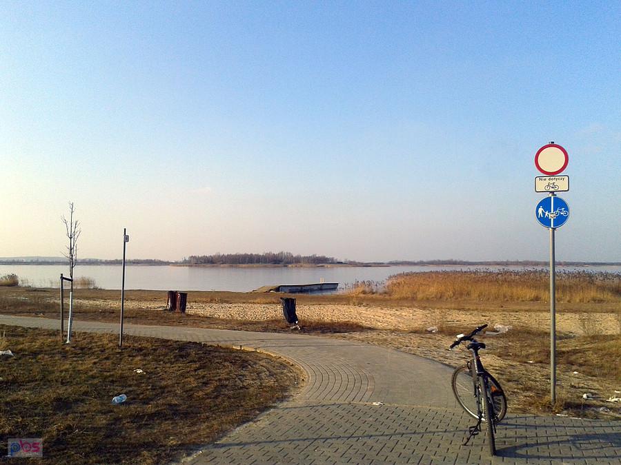 Zbiornik Przykona, plaża na południowym brzegu - widok na wyspę