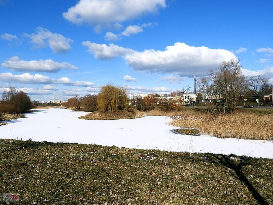 Ośnieżone jezioro Słoneczne na Gumieńcach.