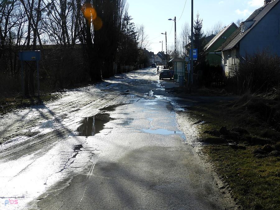 Nieprzejezdna, bo oblodzona droga przez górne Stobno.