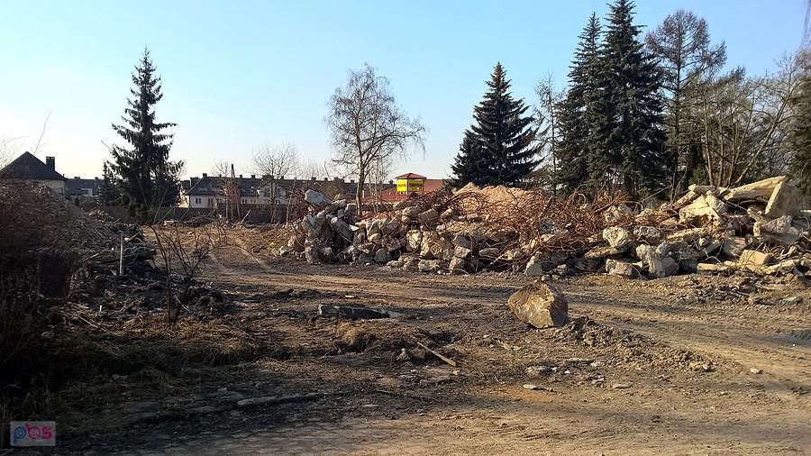 Rumowisko po obiekcie wojskowym tuż przed Warzymicami.