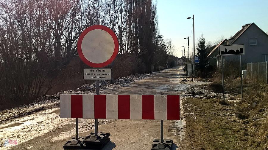 W Stobnie bez zmian, główna droga nadal oblodzona.
