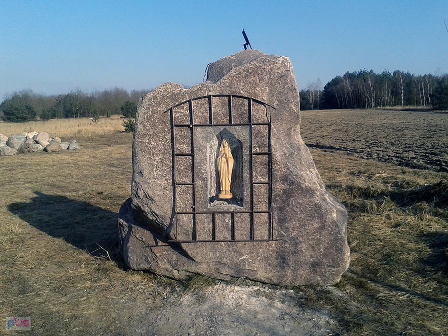 Kapliczka nad zbiornikiem