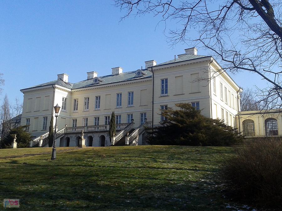 Pałac w Walewicach - widok od strony parku