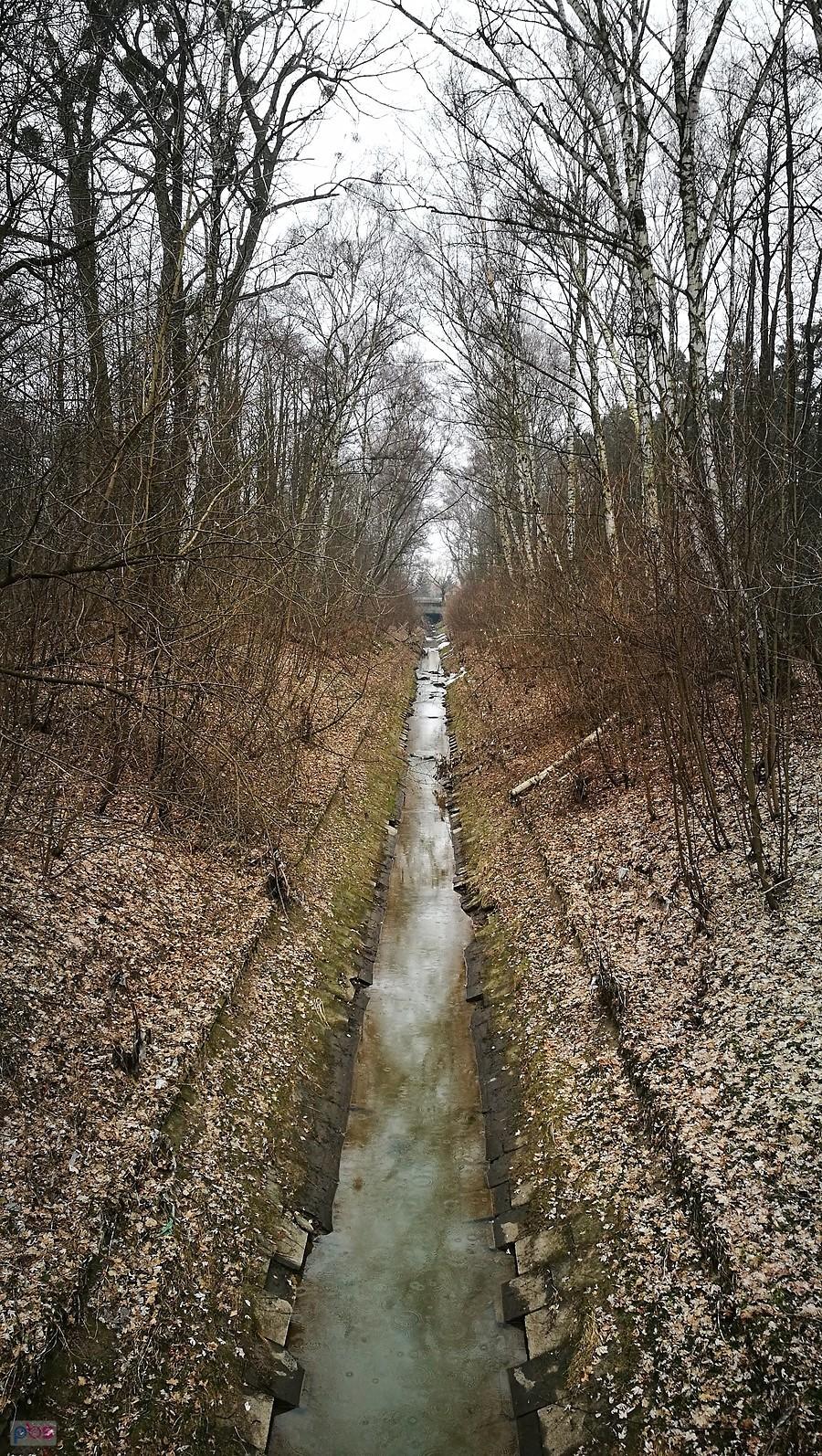 Łódka w parku na Zdrowiu