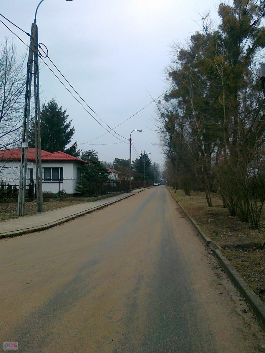 Na drogach został piasek, którym posypywany był śnieg